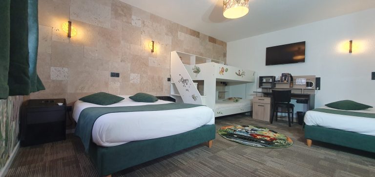 Chambre-familiale-hotel-du-Moulin-de-la-Brevette-scaled-1.jpg